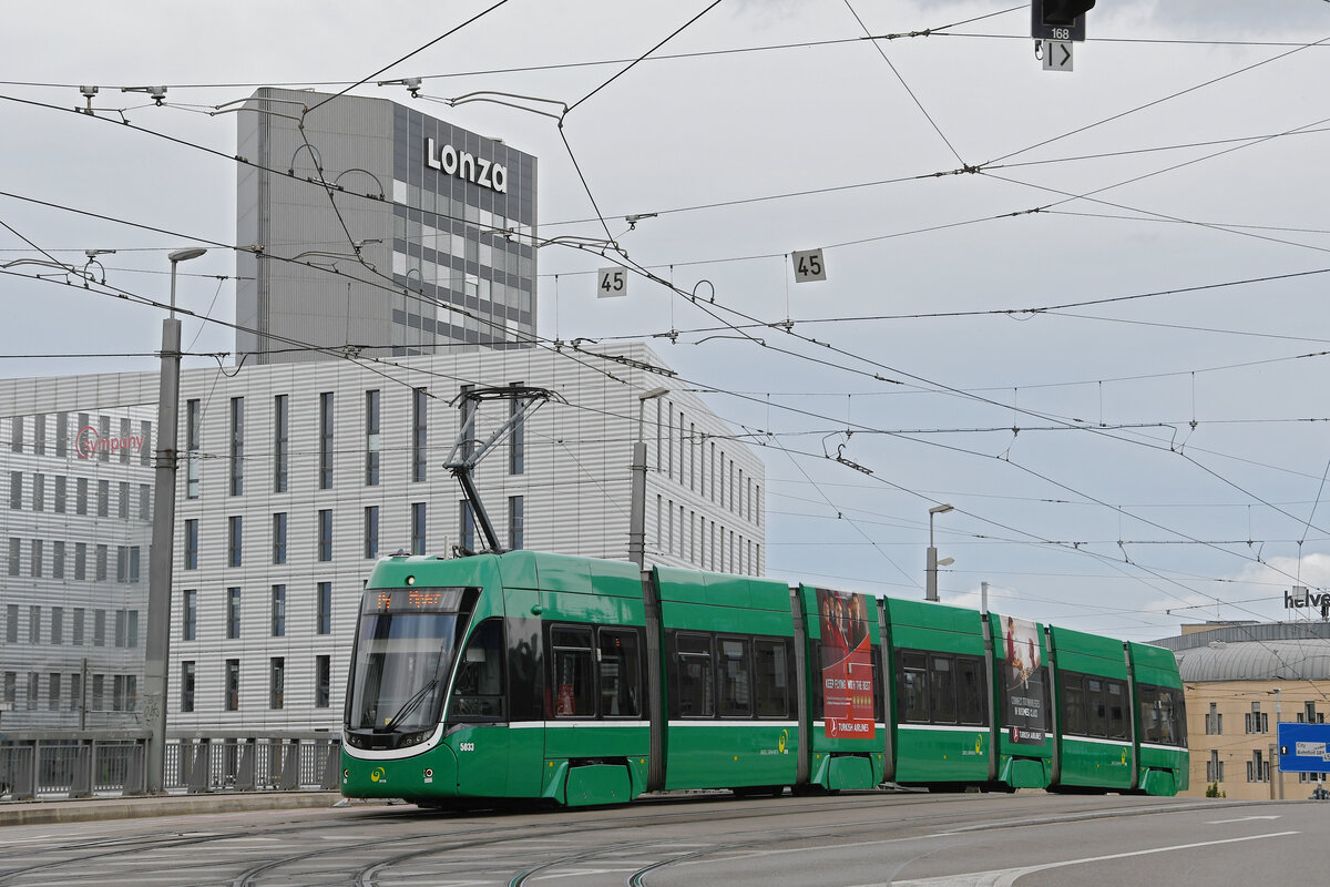 Be 6/8 Flexity 5033, auf der wegen einer Grossbaustelle zwischen Hardstrasse und Pratteln umgeleiteten Linie 14, überquert am 17.06.2024 die Münchensteinerbrücke.