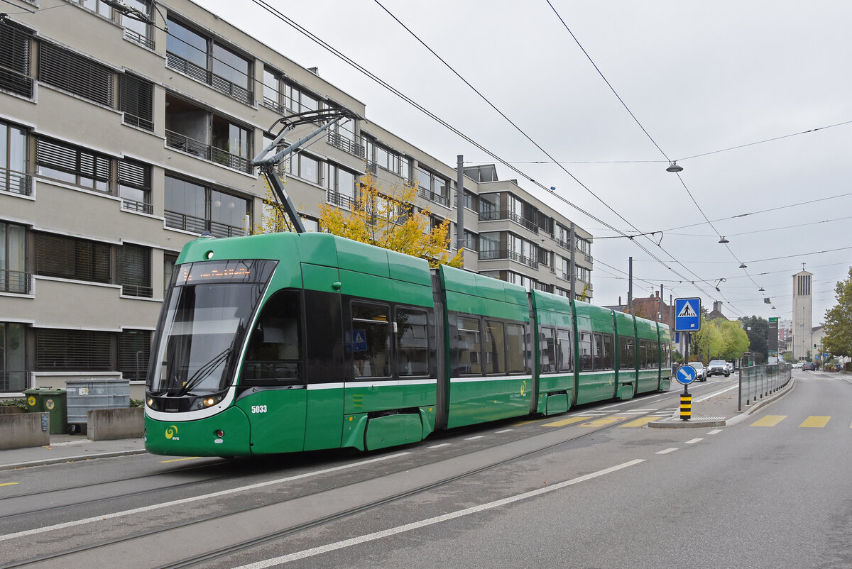 Be 6/8 Flexity 5033, auf der Linie 6, verl�sst am 19.10.2026 die Haltestelle Merkurstrasse. Aufnahme Allschwil.