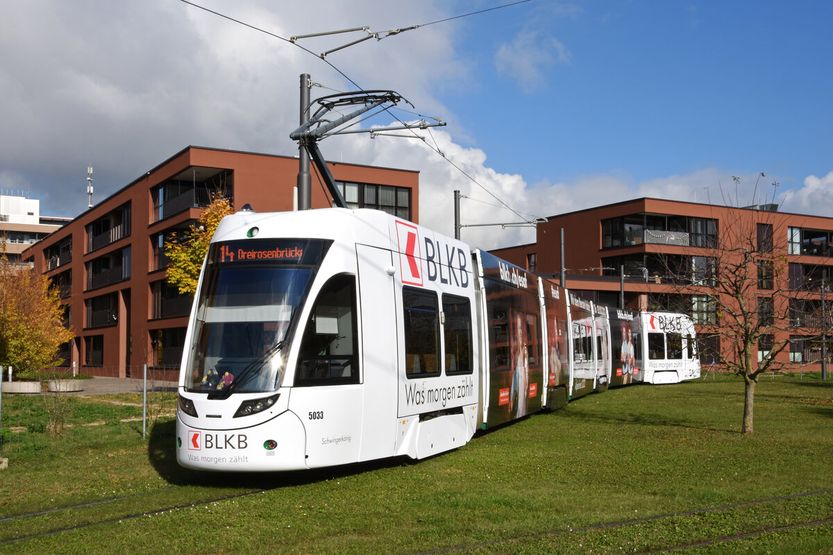 Be 6/8 Flexity 5033 mit der BKBL Werbung, auf der Linie 14, wendet in der Schlaufe in Pratteln. Die Aufnahme stammt vom 08.11.2021.