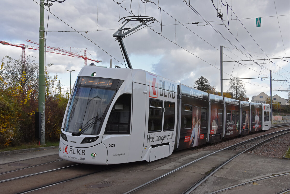 Be 6/8 Flexity 5033 mit der BKBL Werbung, auf der Linie 14, fährt Richtung Haltestelle St. Jakob. Die Aufnahme stammt vom 08.11.2021.
