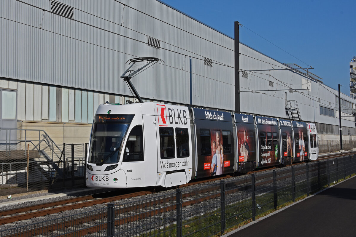 Be 6/8 Flexity 5033 mit der BLKB Werbung, fährt zur Haltestelle Lachmatt. Die Aufnahme stammt vom 09.11.2021.