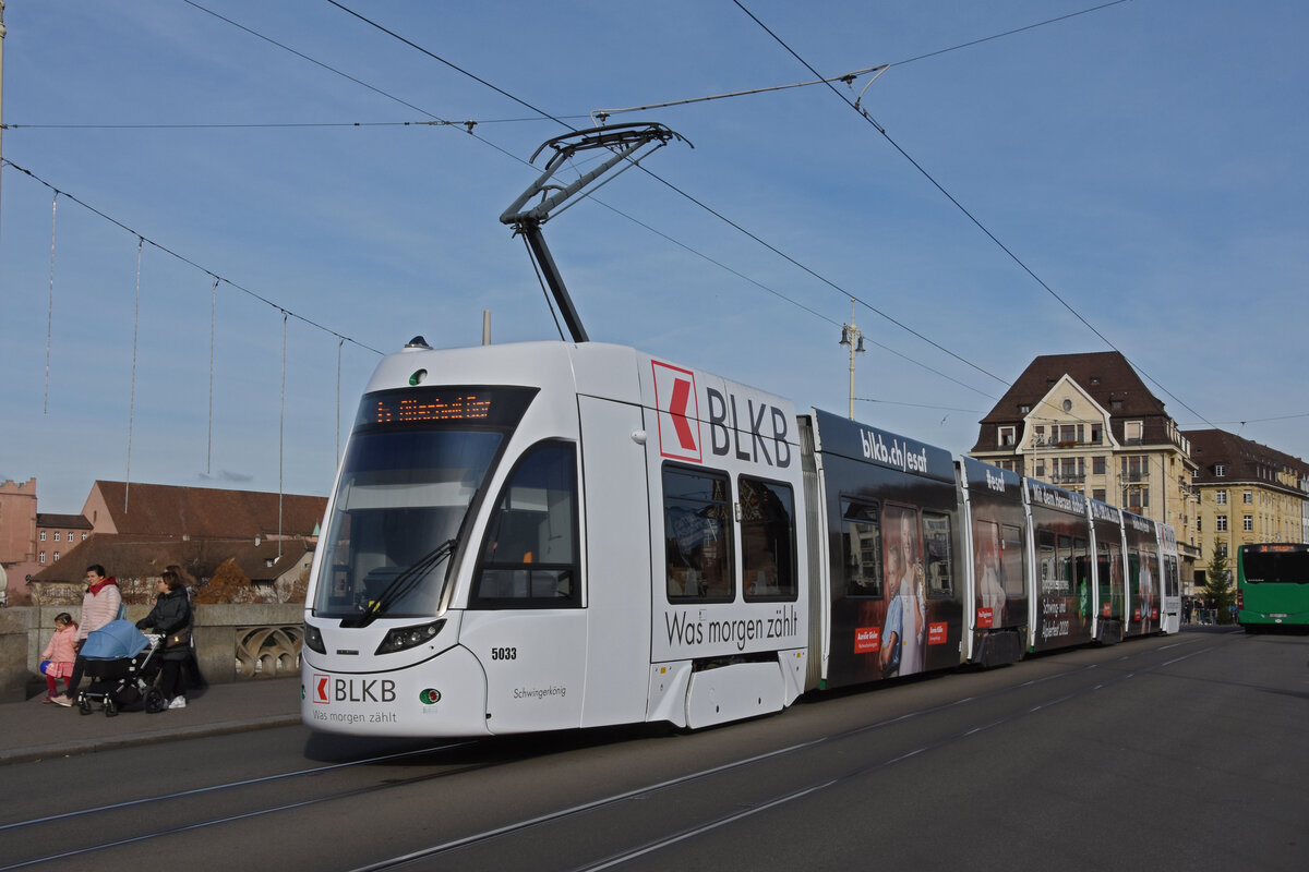 Be 6/8 Flexity 5033 mit der BLKB Werbung, auf der Linie 6 überquert die Mittlere Rheinbrücke. Die Aufnahme stammt vom 18.11.2021.
