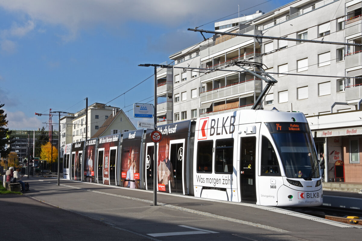 Be 6/8 Flexity 5033 mit der BLKB Werbung, auf der Linie 14, wartet an der Endstation in Pratteln. Die Aufnahme stammt vom 08.11.2021.