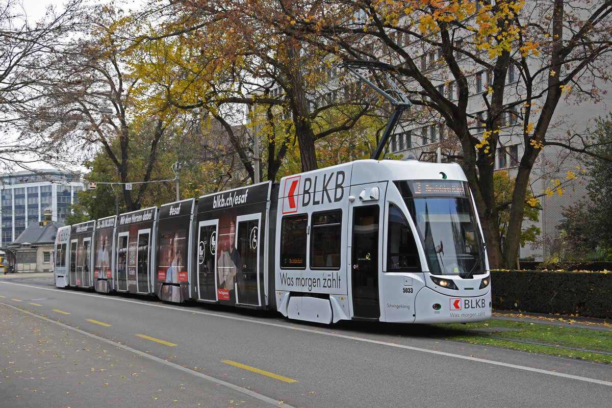 Be 6/8 Flexity 5033 mit der BLKB Werbung, auf der Linie 3, fährt zur Haltestelle Hardstrasse. Die Aufnahme stammt vom 21.11.2021.