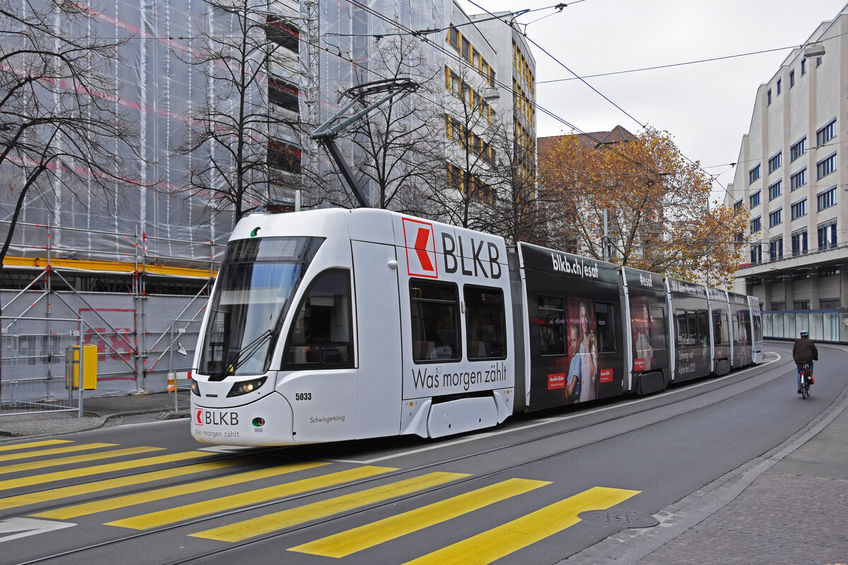 Be 6/8 Flexity 5033 mit der BLKB Werbung, auf der Linie 6, fährt zur Haltestelle Heuwaage. Die Aufnahme stammt vom 24.11.2021.