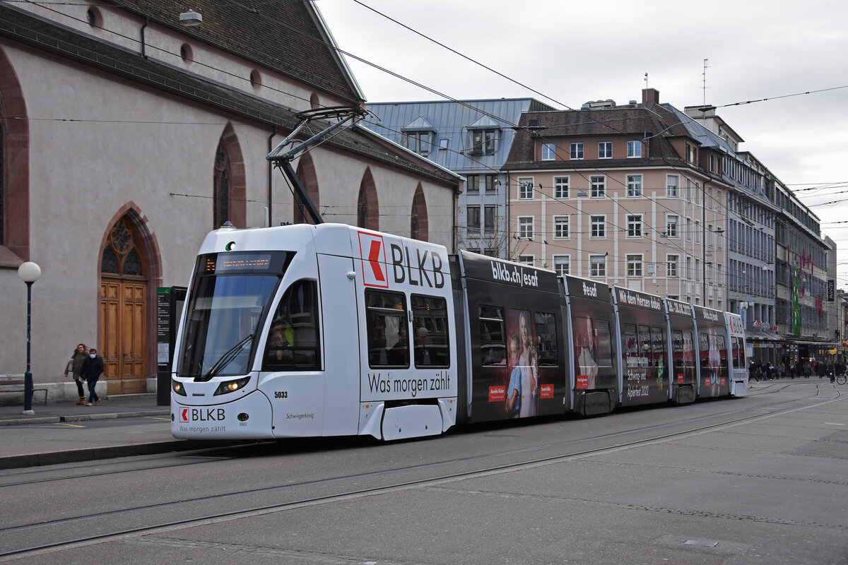 Be 6/8 Flexity 5033 mit der BLKB Werbung, auf der Linie 6, bedient die Haltestelle Claraplatz. Die Aufnahme stammt vom 12.12.2021.