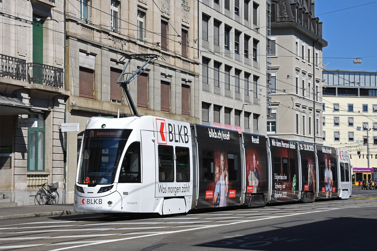 Be 6/8 Flexity 5033 mit der BLKB Werbung, auf der Linie 1, fährt zur Haltestelle Markthalle. Die Aufnahme stammt vom 16.07.2022.