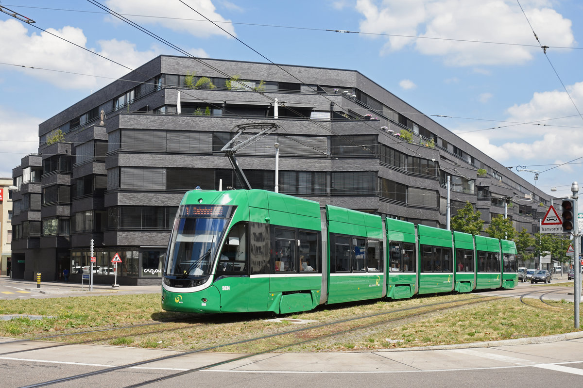 Be 6/8 Flexity 5034, auf der Linie 1, überquert den Lothringerplatz Richtung Bahnhof St. Johann. Die Aufnahme stammt vom 11.07.2018.