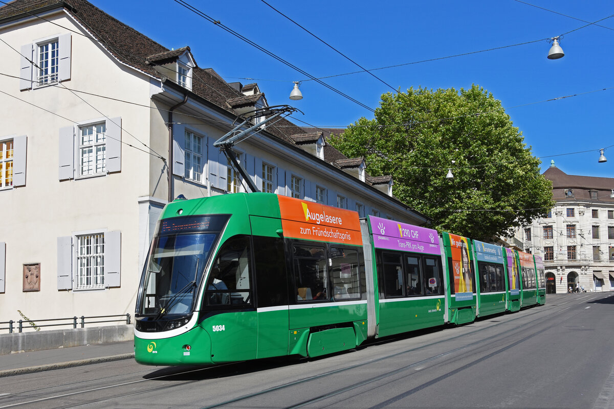 Be 6/8 Flexity 5034, auf der Linie 14, fährt den Steinenberg hinunter zur Haltestelle Barfüsserplatz. Die Aufnahme stammt vom 16.07.2022.
