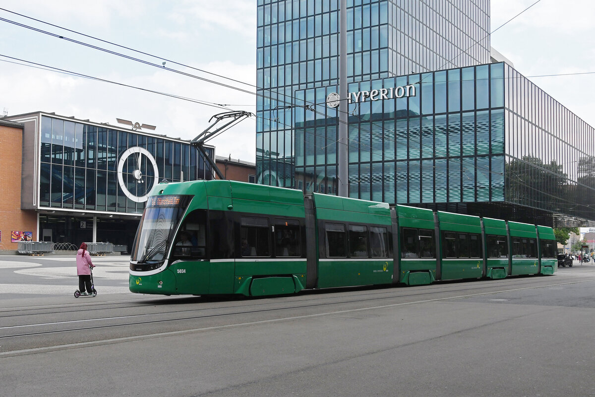 Be 6/8 Flexity 5034, auf der Linie 6, fährt am 15.05.2023 zur Haltestelle Messeplatz.