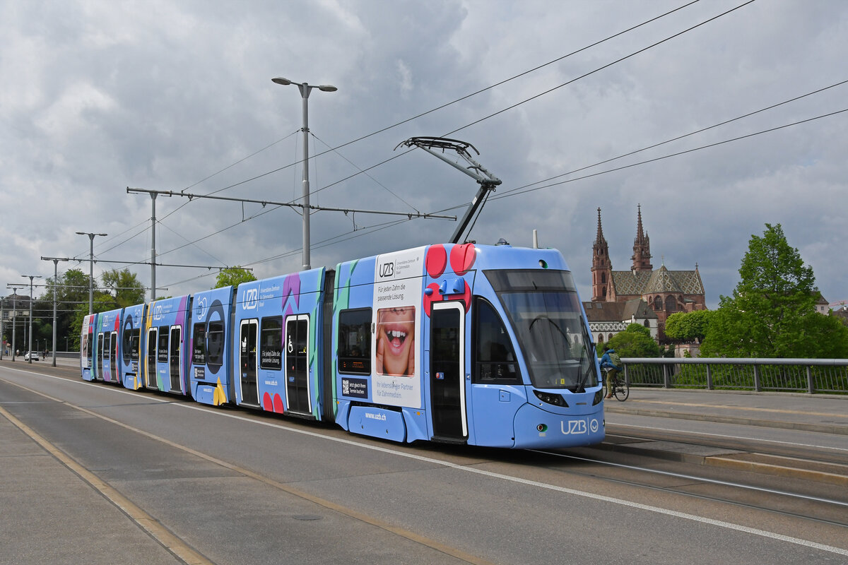 Be 6/8 Flexity 5034 mit der Werbung für Universitäres Zentrum Basel für Zahnmedizin (UZB), auf der wegen einer Grossbaustelle am Steinenberg umgeleiteten Linie 6, überquert am 15.04.2024 die Wettsteinbrücke.