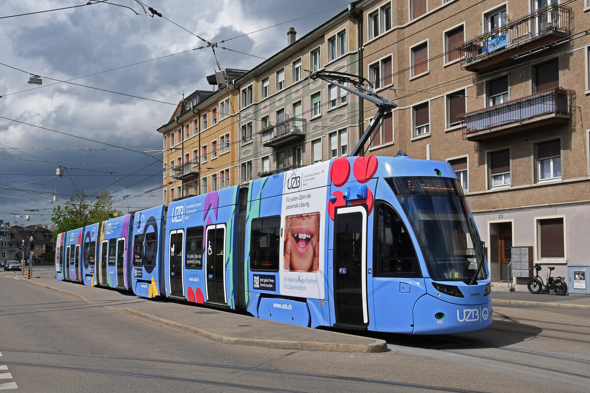 Be 6/8 Flexity 5034 mit der Werbung für Universitäres Zentrum Basel für Zahnmedizin (UZB), auf der Linie 6, bedient am 15.04.2024 die Haltestelle Morgartenring.