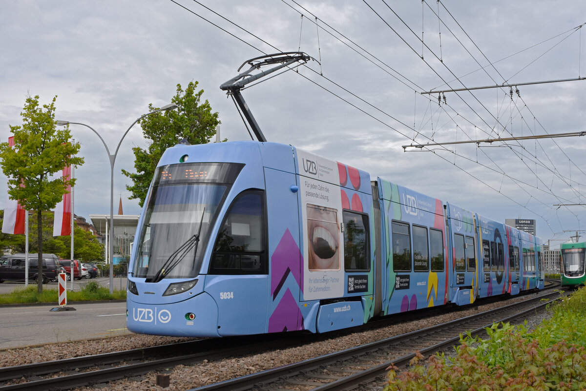 Be 6/8 Flexity 5034 mit der Werbung für Universitäres Zentrum Basel für Zahnmedizin (UZB), auf der wegen einer Grossbaustelle zwischen Hardstrasse und Pratteln umgeleiteten Linie 14, fährt am 29.04.2024 zur Endstation M-Parc.