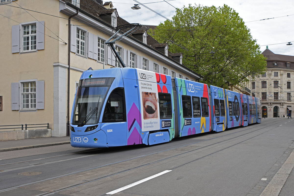 Be 6/8 Flexity 5034 mit der Werbung für Universitäres Zentrum Basel für Zahnmedizin (UZB), auf der Linie 14, fährt am 29.04.2024 den Steinenberg hinunter zur Haltestelle Barfüsserplatz.