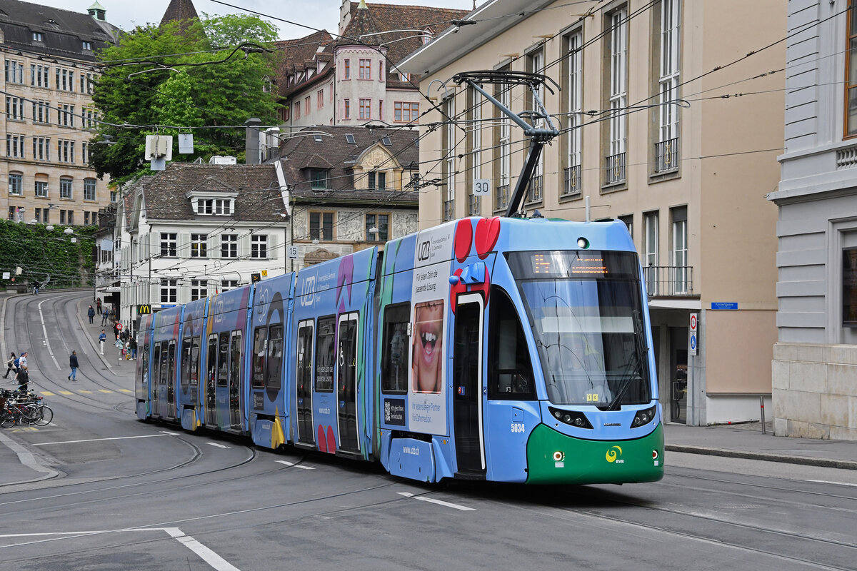 Be 6/8 Flexity 5034 mit der Werbung für Universitäres Zentrum Basel für Zahnmedizin (UZB), auf der Linie 14, fährt am 27.05.2024 den Steinenberg hoch zur Haltestelle Bankverein.