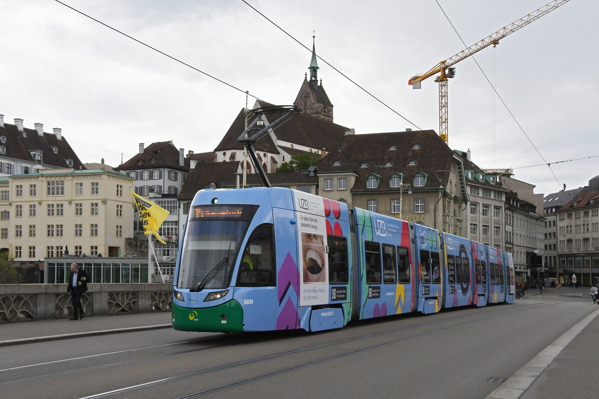 Be 6/8 Flexity 5034 mit der Werbung für Universitäres Zentrum Basel für Zahnmedizin (UZB), auf der Linie 14, überquert am 27.05.2024 die Mittlere Rheinbrücke.