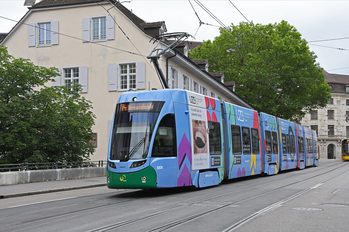Be 6/8 Flexity 5034 mit der Werbung für Universitäres Zentrum Basel für Zahnmedizin (UZB), auf der Linie 14, fährt am 27.05.2024 den Steinenberg hinunter zur Haltestelle Barfüsserplatz.
