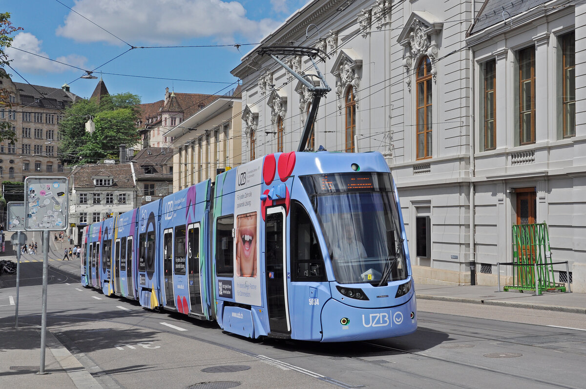 Be 6/8 Flexity 5034 mit der Werbung für Universitäres Zentrum Basel für Zahnmedizin (UZB), auf der Linie 14, fährt am 22.07.2024 den Steinenberg hoch zur Haltestelle Bankverein. Aufnahme Basel.