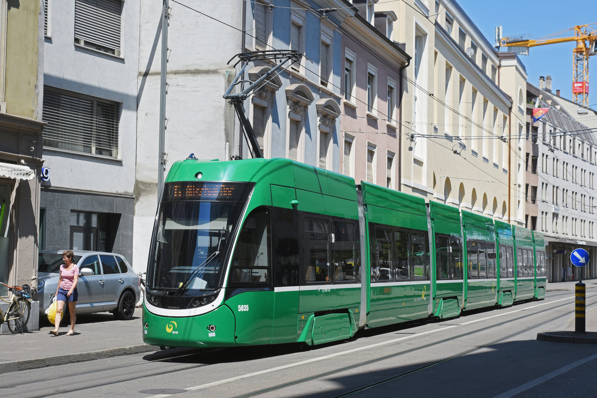 Be 6/8 Flexity 5035, auf der Linie 6, bedient die Haltestelle Theater. Die Aufnahme stammt vom 13.07.2018.