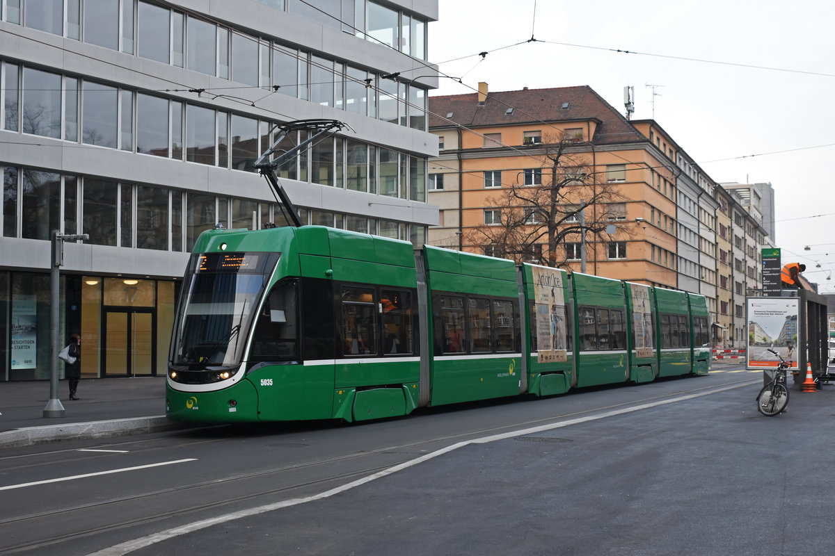 Be 6/8 Flexity 5035, auf der Linie 2, bedient die Haltestelle Gewerbeschule. Die Aufnahme stammt vom 21.11.2018.
