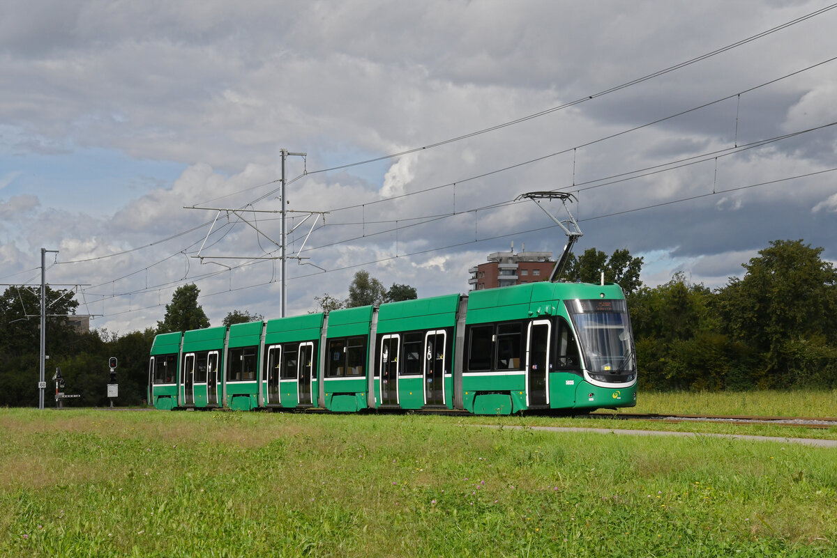 Be 6/8 Flexity 5035, auf der Linie 14, fährt am 30.09.2024 zur Haltestelle Lachmatt. Aufnahme Pratteln.