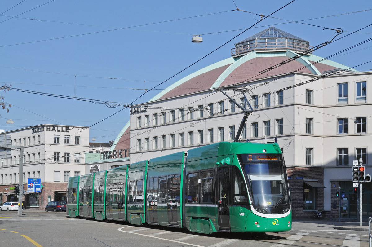 Be 6/8 Flexity 5036, auf der Linie 8, fährt zur Haltestelle am Bahnhof SBB. Die Aufnahme stammt vom 27.03.2017.