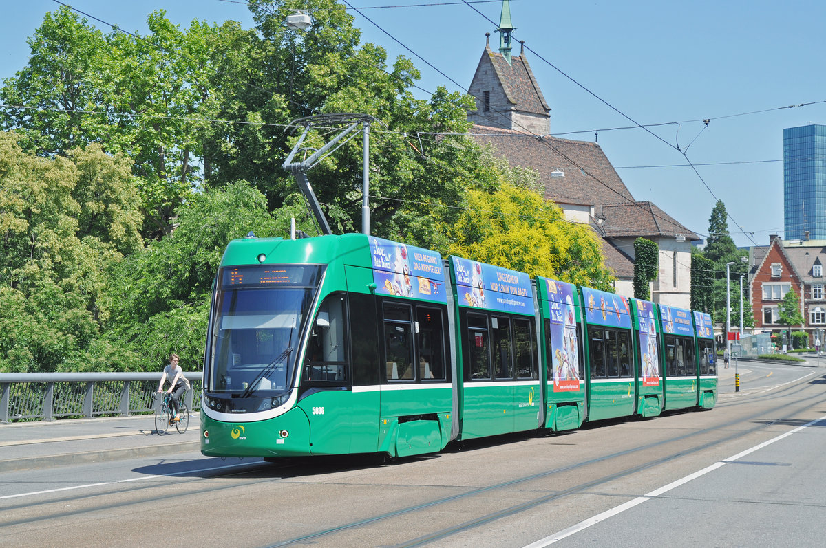 Be 6/8 Flexity 5036, auf der Umgeleiteten Linie 14, überquert die Wettsteinbrücke. Die Aufnahme stammt vom 19.06.2017.