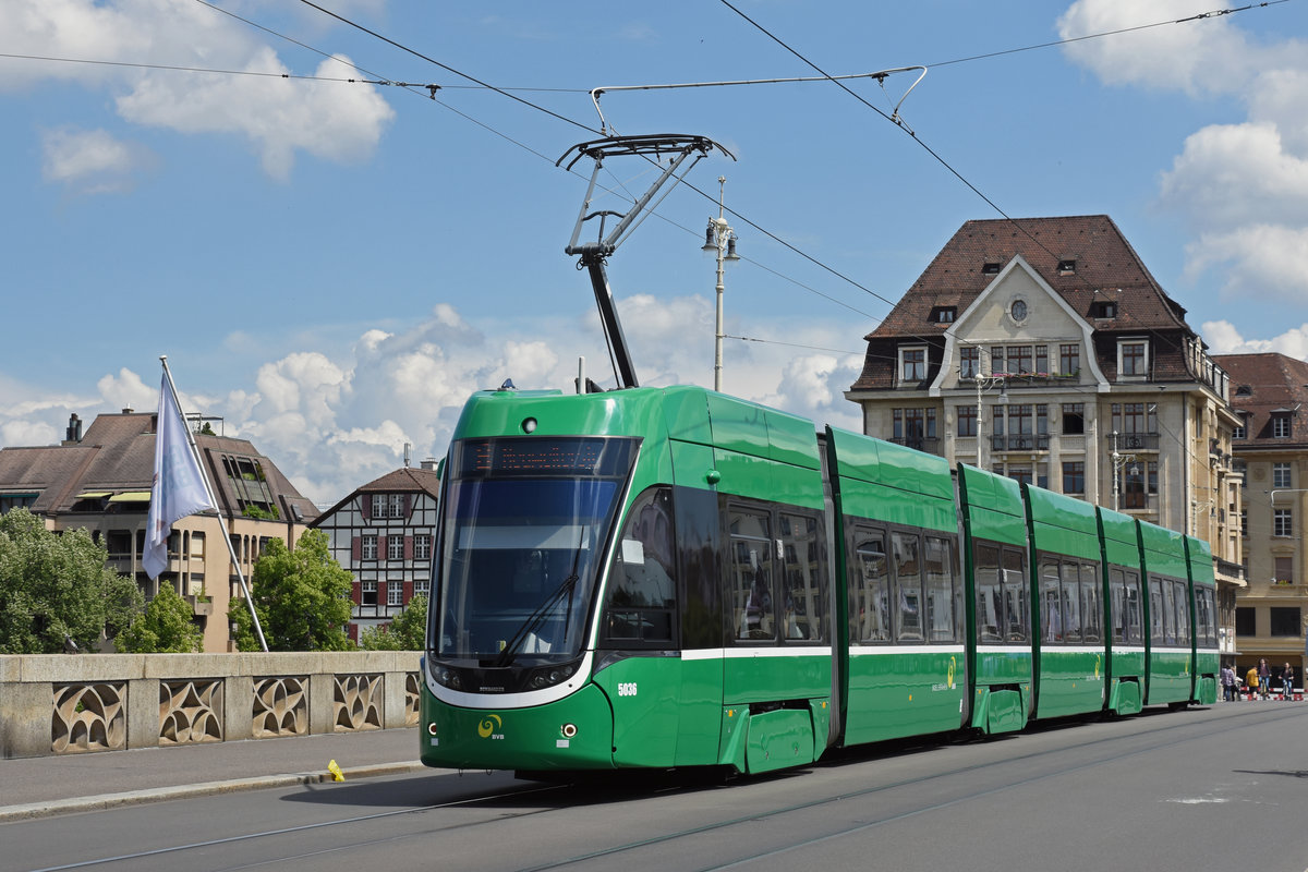 Be 6/8 Flexity 5036, auf der Linie 8, überquert die Mittlere Rheinbrücke. Die Aufnahme stammt vom 24.05.2018.