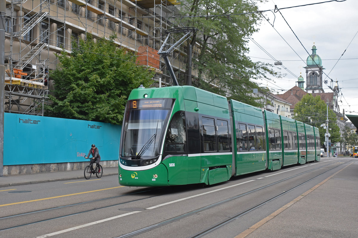 Be 6/8 Flexity 5036, auf der Linie 8, fährt zur Haltestelle CIBA. Die Aufnahme stammt vom 06.09.2018.