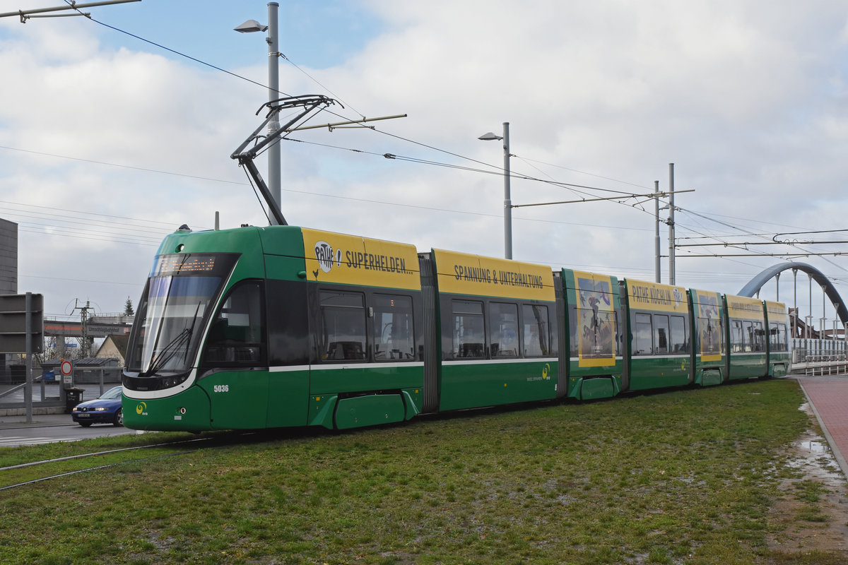 Be 6/8 Flexity 5036, auf der Linie 8, wendet in der Schlaufe bei Weil am Rhein. Die Aufnahme stammt vom 09.12.2018.