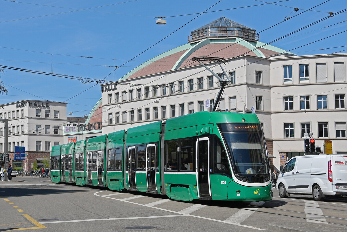 Be 6/8 Flexity 5036, auf der Linie 1, fährt am 08.04.2025 zur Endstation am Bahnhof SBB. Aufnahme Basel.