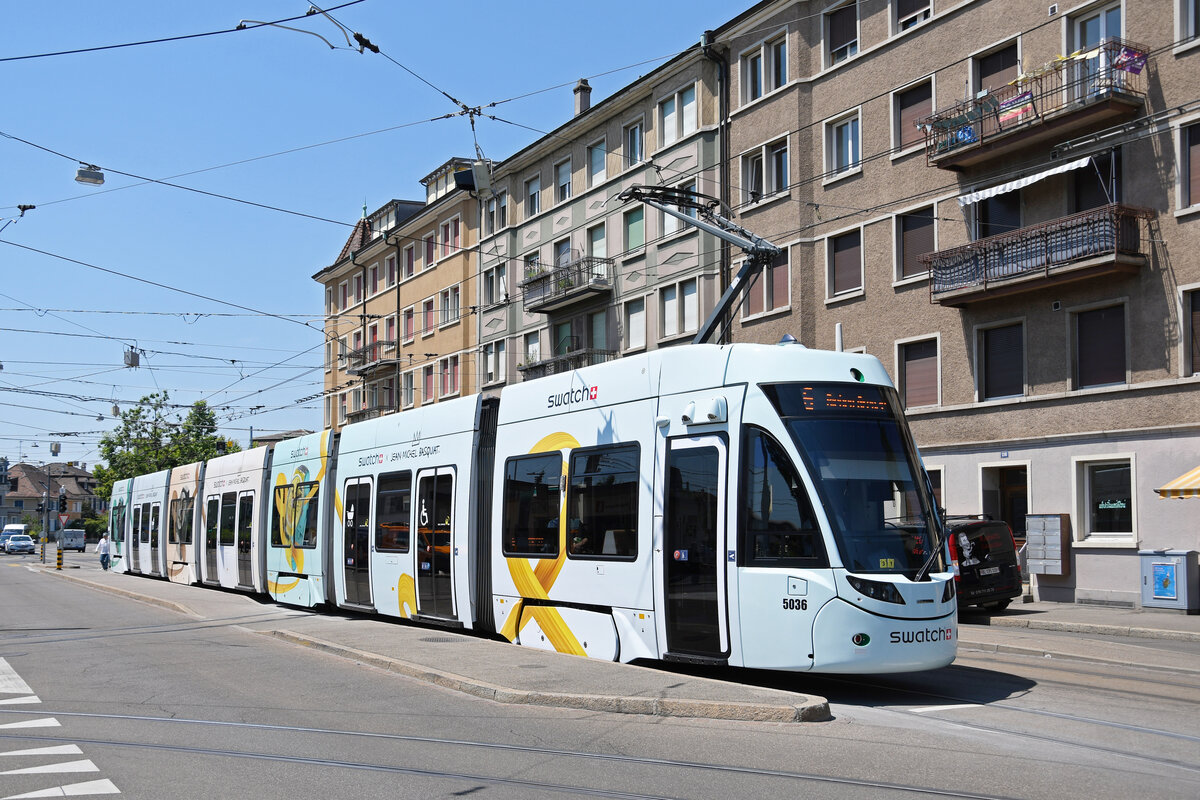 Be 6/8 Flexity 5036 mit der Swatch Werbung, auf der Linie 6, bedient am 14.06.2023 die Haltestelle Morgartenring.