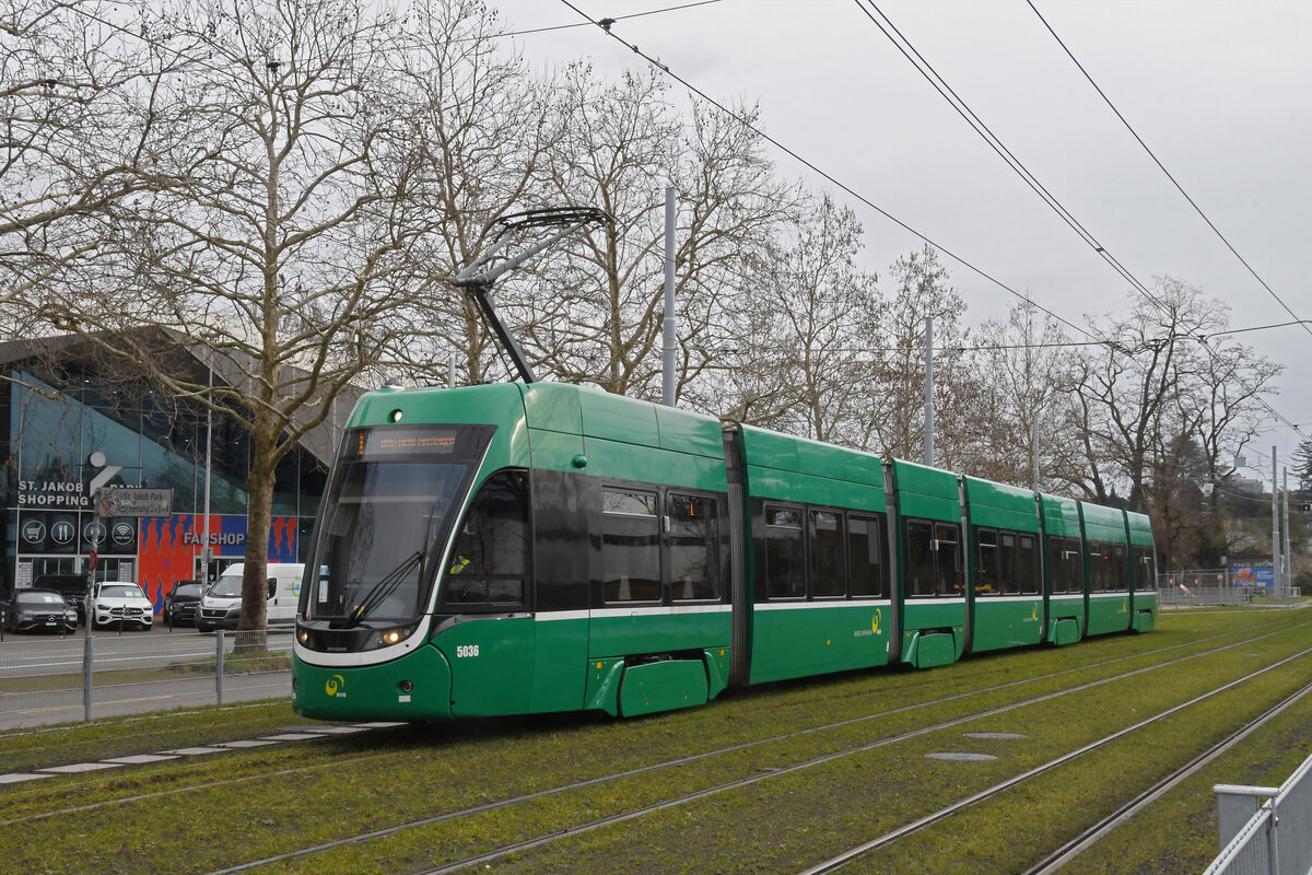 Be 6/8 Flexity 5036 steht am 28.01.2025 mit der Fahrschule auf einem Nebengleis beim St. Jakob. Aufnahme Basel.