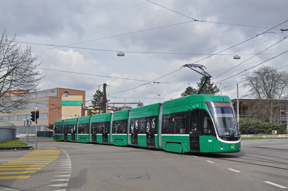 Be 6/8 Flexity 5037, auf der Linie 8, fährt zur Haltestelle CIBA. Die Aufnahme stammt vom 31.03.2018.
