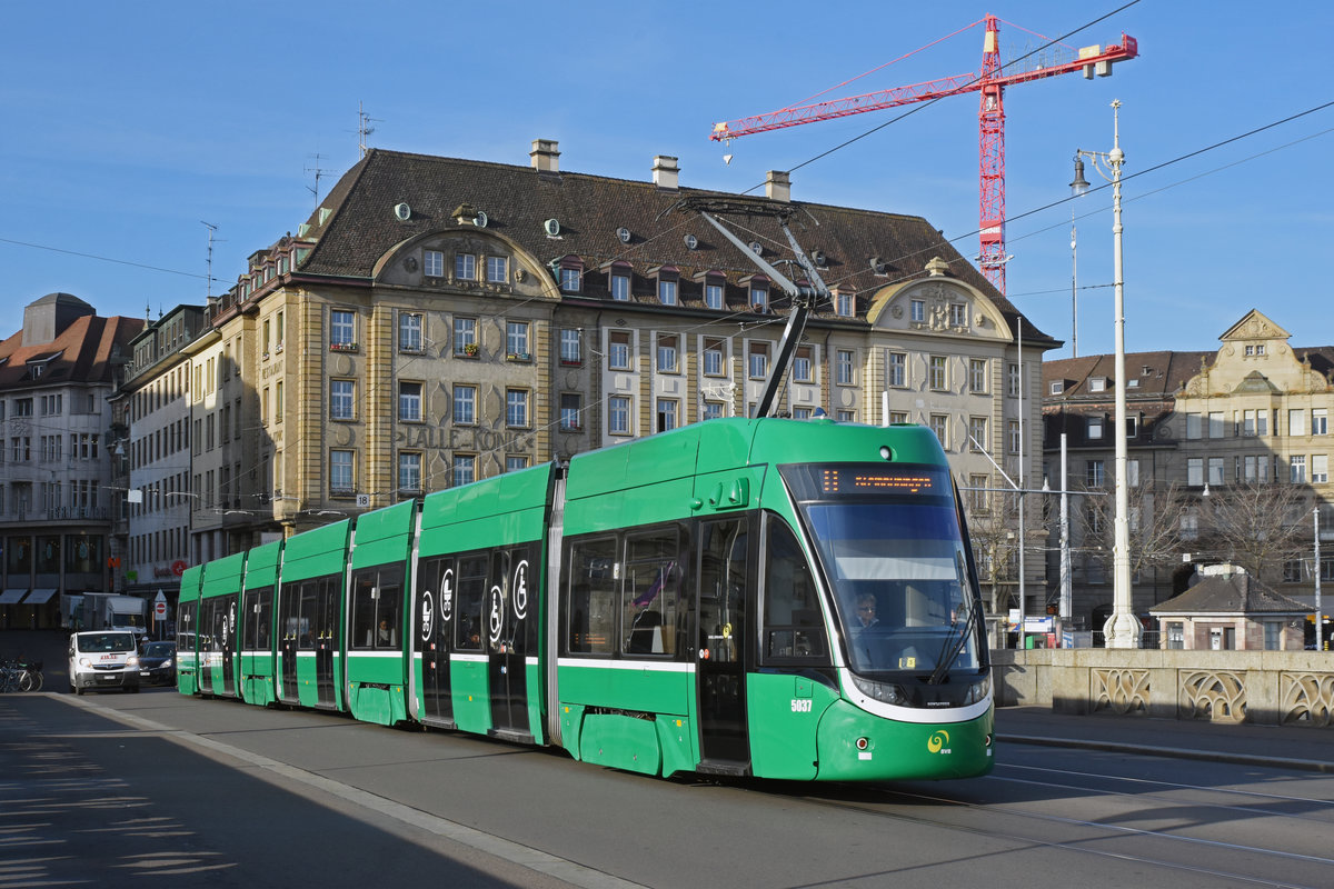 Be 6/8 Flexity 5037, auf der Linie 8, überquert die Mittlere Rheinbrücke. Die Aufnahme stammt vom 26.02.2019.