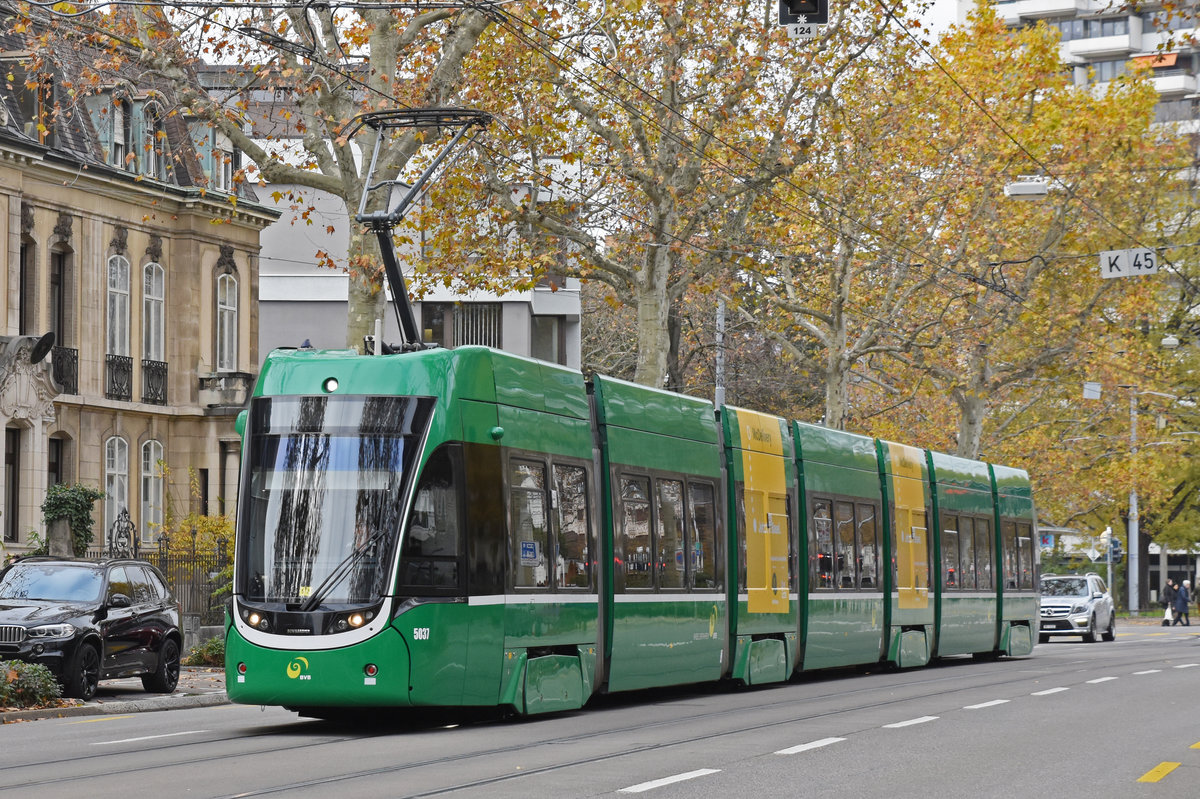 Be 6/8 Flexity 5037, auf der Linie 1, verlässt die Haltestelle Schützenhaus. Die Aufnahme stammt vom 19.11.2019.