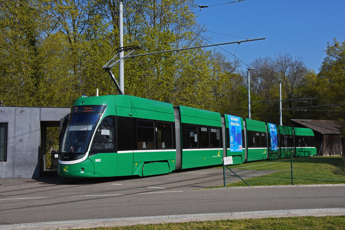 Be 6/8 Flexity 5037, auf der Linie 2, wartet in der Schlaufe beim Eglisee. Die Aufnahme stammt vom 16.04.2021.