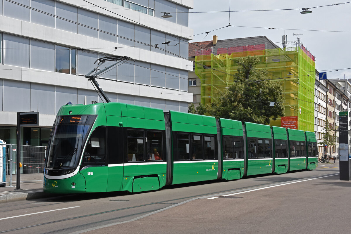 Be 6/8 Flexity 5037, auf der Linie 2, bedient die Haltestelle Gewerbeschule. Die Aufnahme stammt vom 29.07.2022.