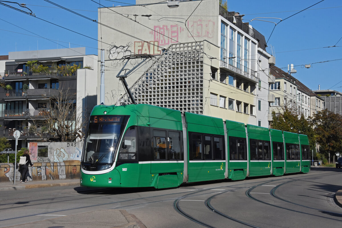 Be 6/8 Flexity 5037, auf der Linie 6, fährt bei der Haltestelle Morgartenring ein. Die Aufnahme stammt vom 22.09.2022.
