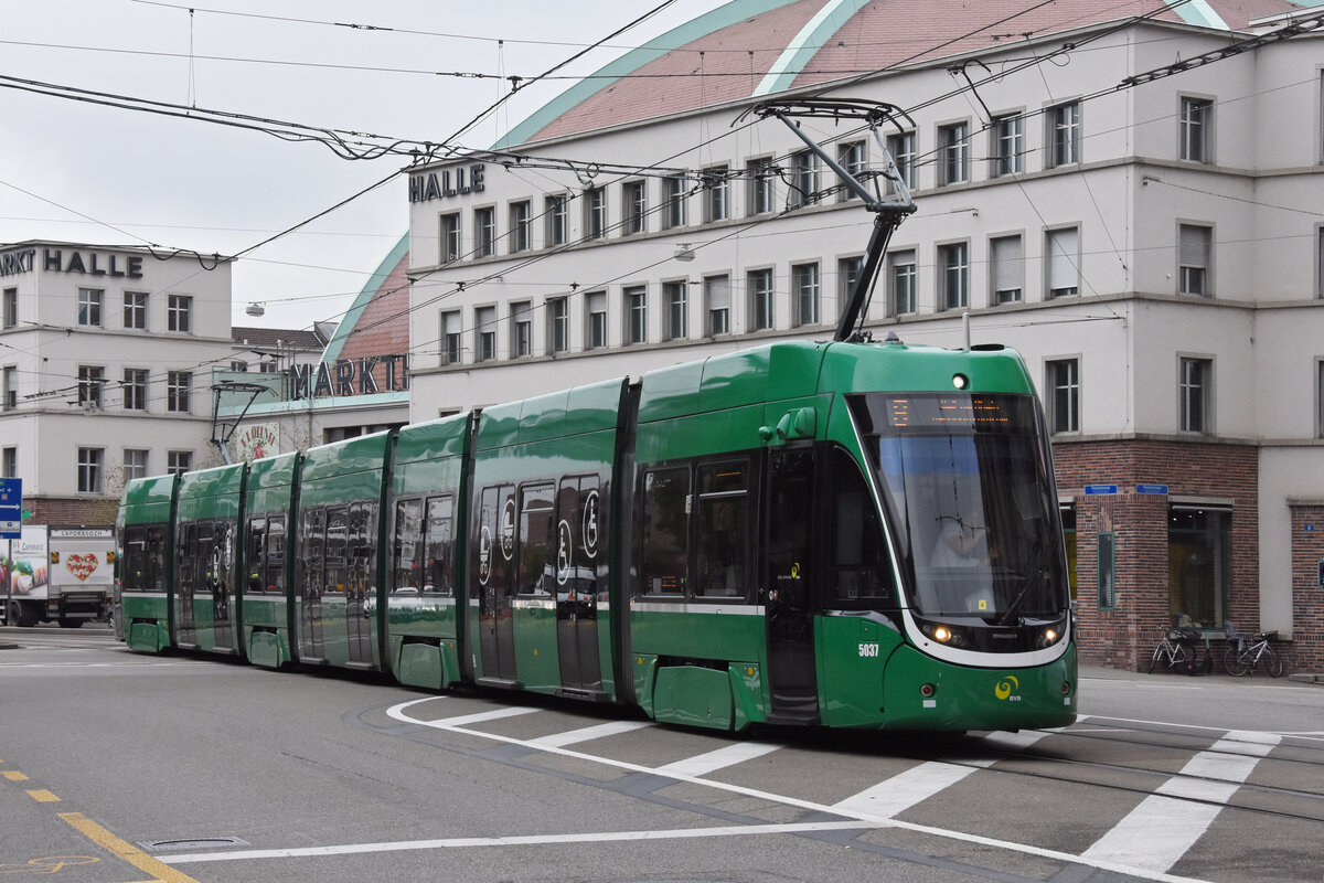 Be 6/8 Flexity 5037, auf der Linie 8, fährt am 30.09.2022 zur Haltestelle am Bahnhof SBB.