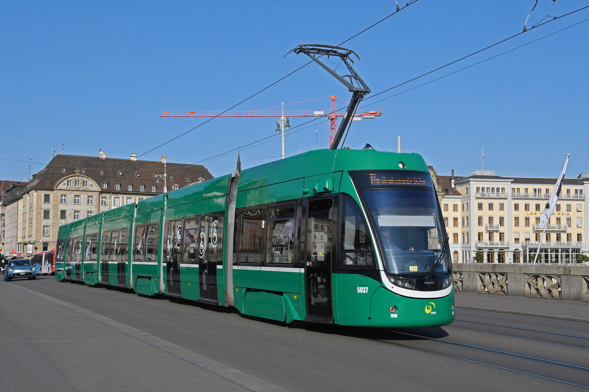 Be 6/8 Flexity 5037, auf der Linie 14, überquert am 31.05.2023 die Mittlere Rheinbrücke.