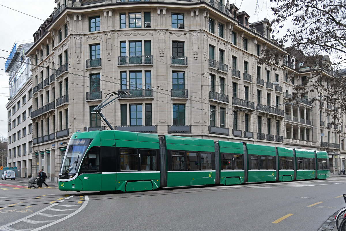 Be 6/8 Flexity 5037, auf der Linie 1, fährt am 19.02.2024 zur Haltestelle Markthalle.
