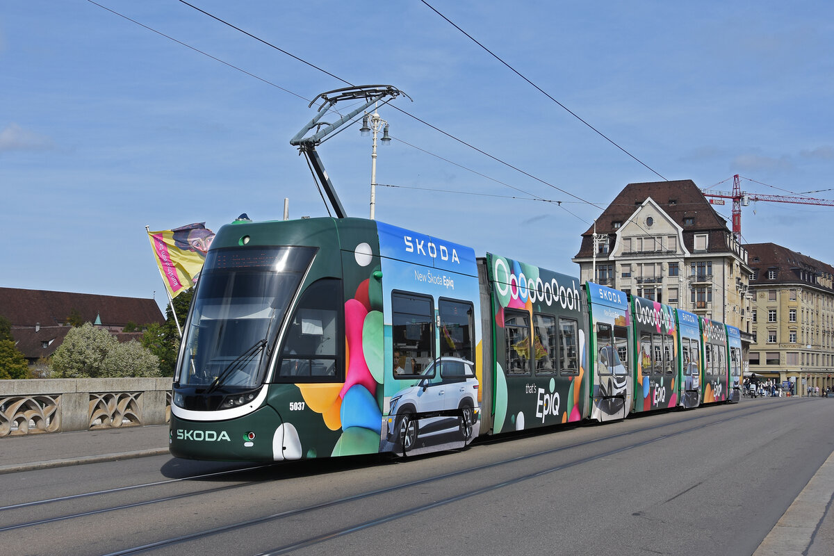 Be 6/8 Flexity 5037 mit der Werbung f�r Skoda Autos, auf der Linie 8, �berquert am 21.09.2026 die Mittlere Rheinbr�cke. Aufnahme Basel.