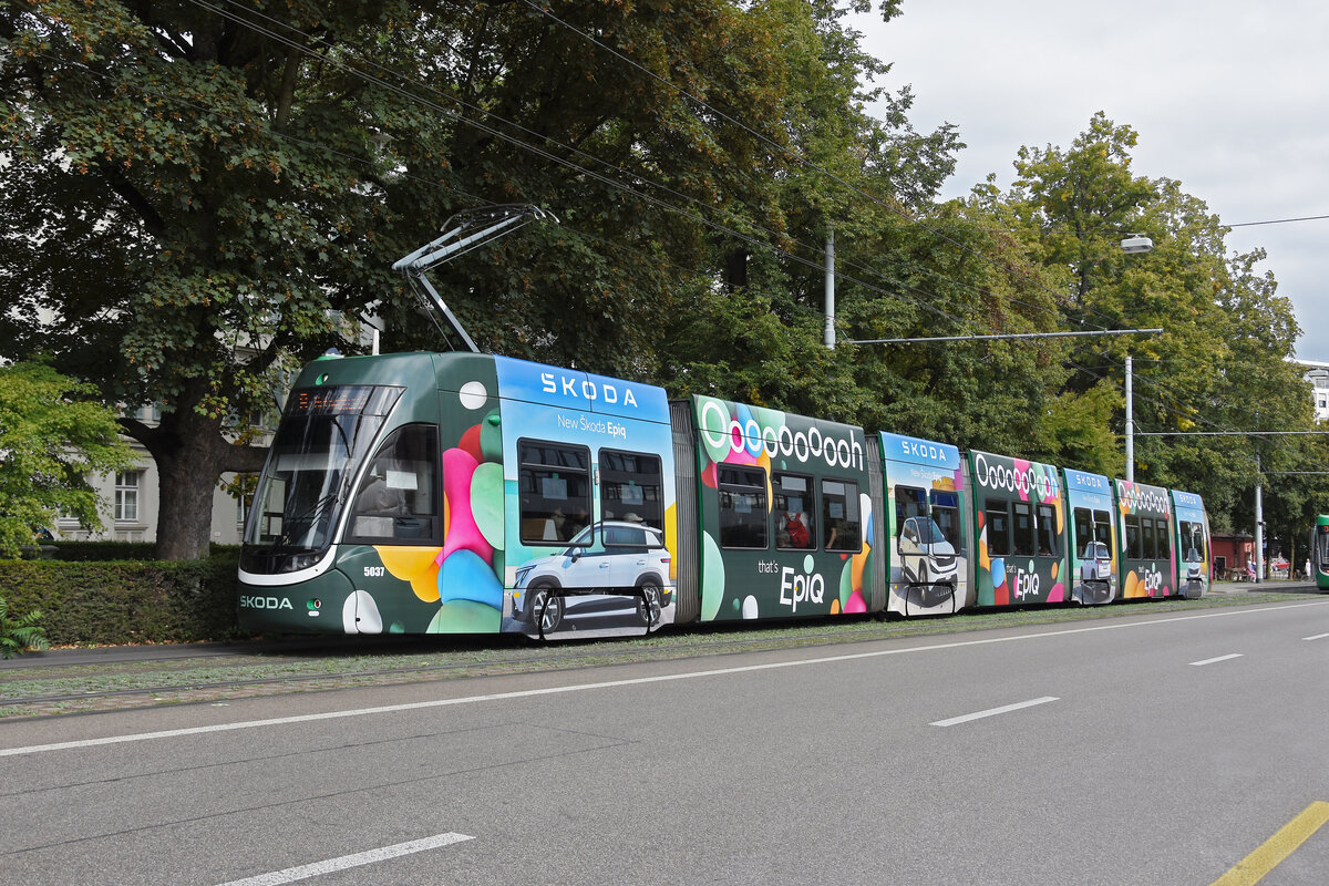 Be 6/8 Flexity 5037 mit der Werbung f�r Skoda Autos, auf der Linie 8, f�hrt am 21.09.2026 zur Haltestelle am Bahnhof SBB. Aufnahme Basel.