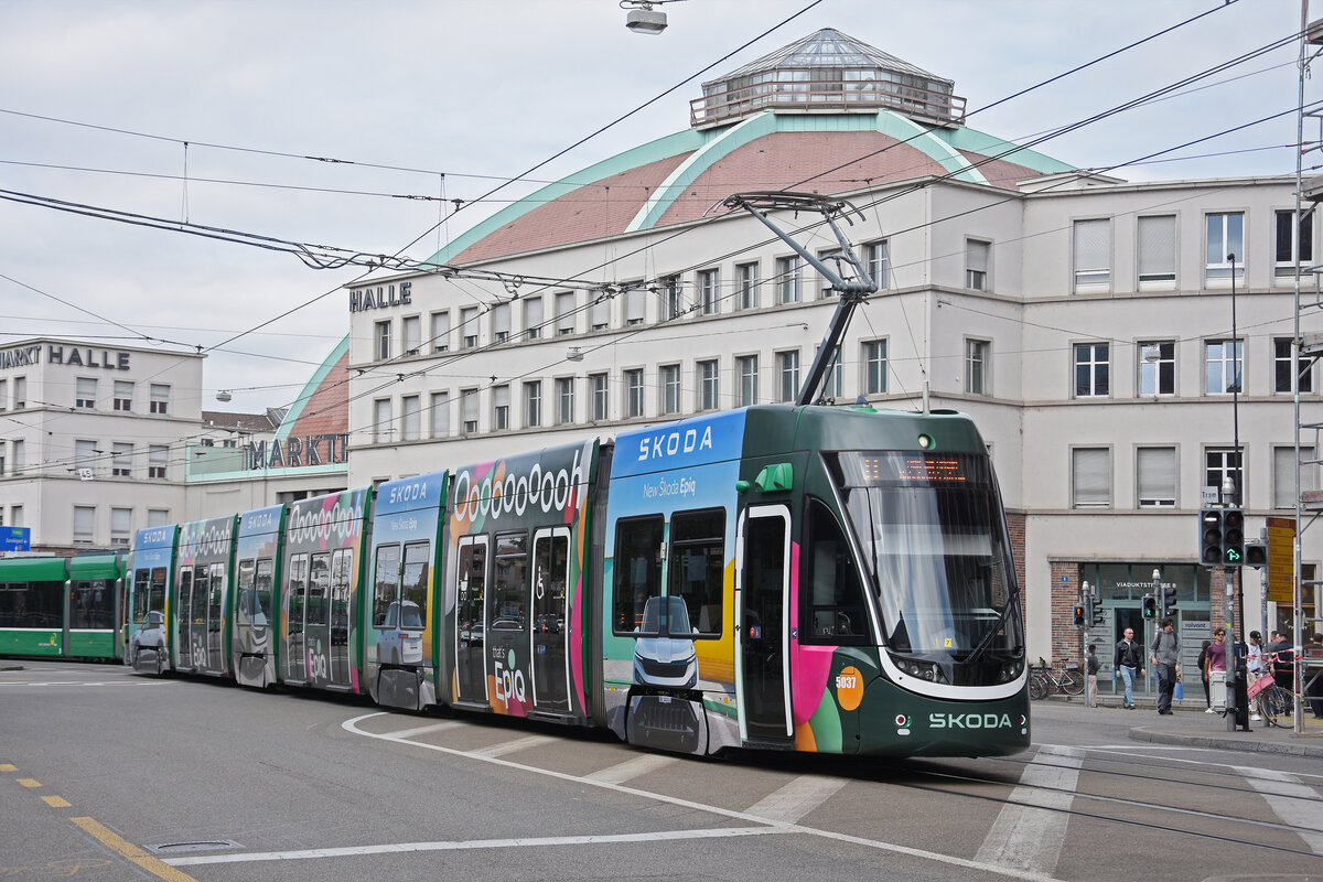 Be 6/8 Flexity 5037 mit der Skoda Werbung, auf der Linie 8, f�hrt am 21.09.2026 zur Haltestelle beim Bahnhof SBB. Aufnahme Basel.
