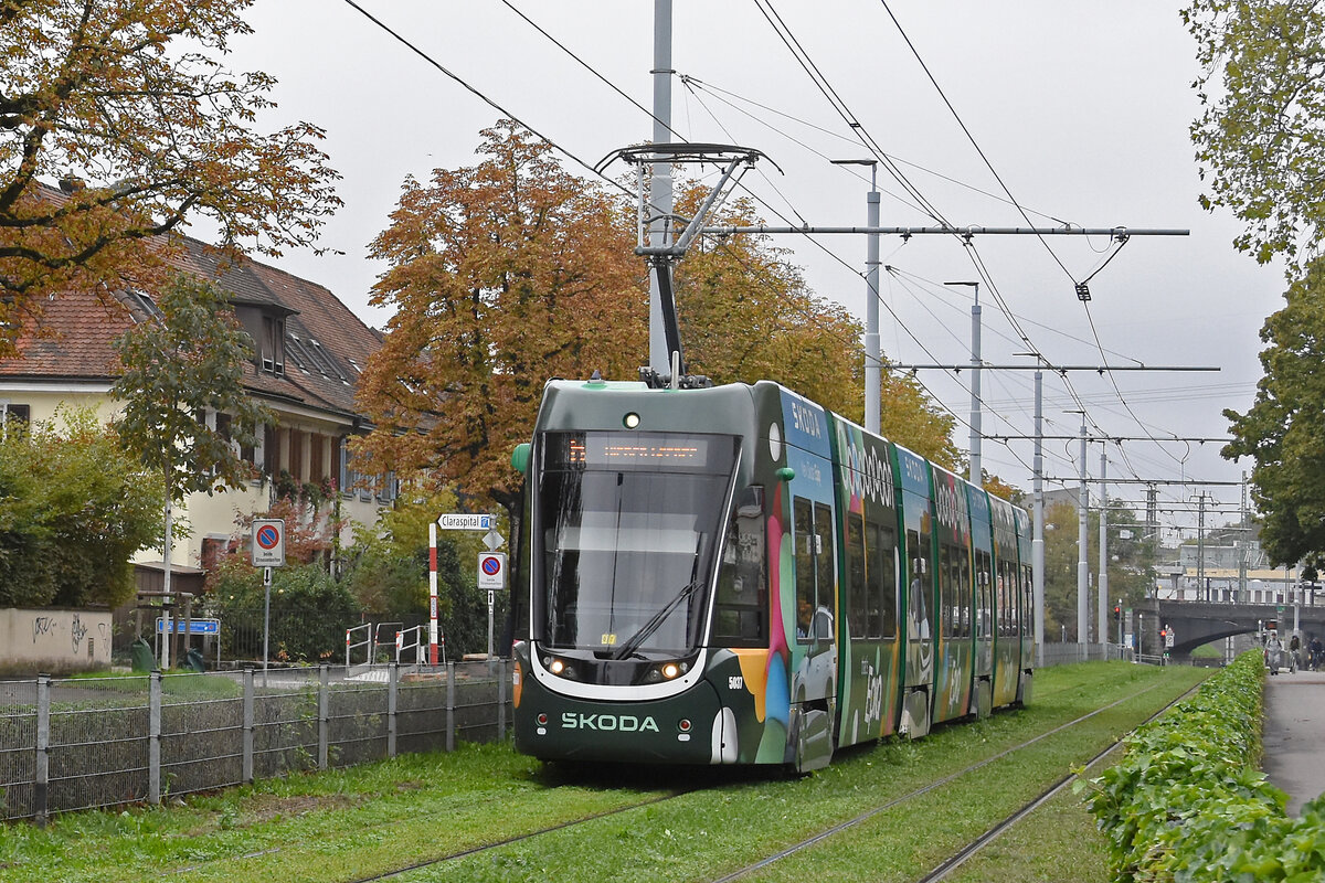 Be 6/8 Flexity 5037 mit der Skoda Werbung, auf der Linie 6, f�hrt am 19.10.2026 zur Haltestelle Eglisee. Aufnahme Basel.