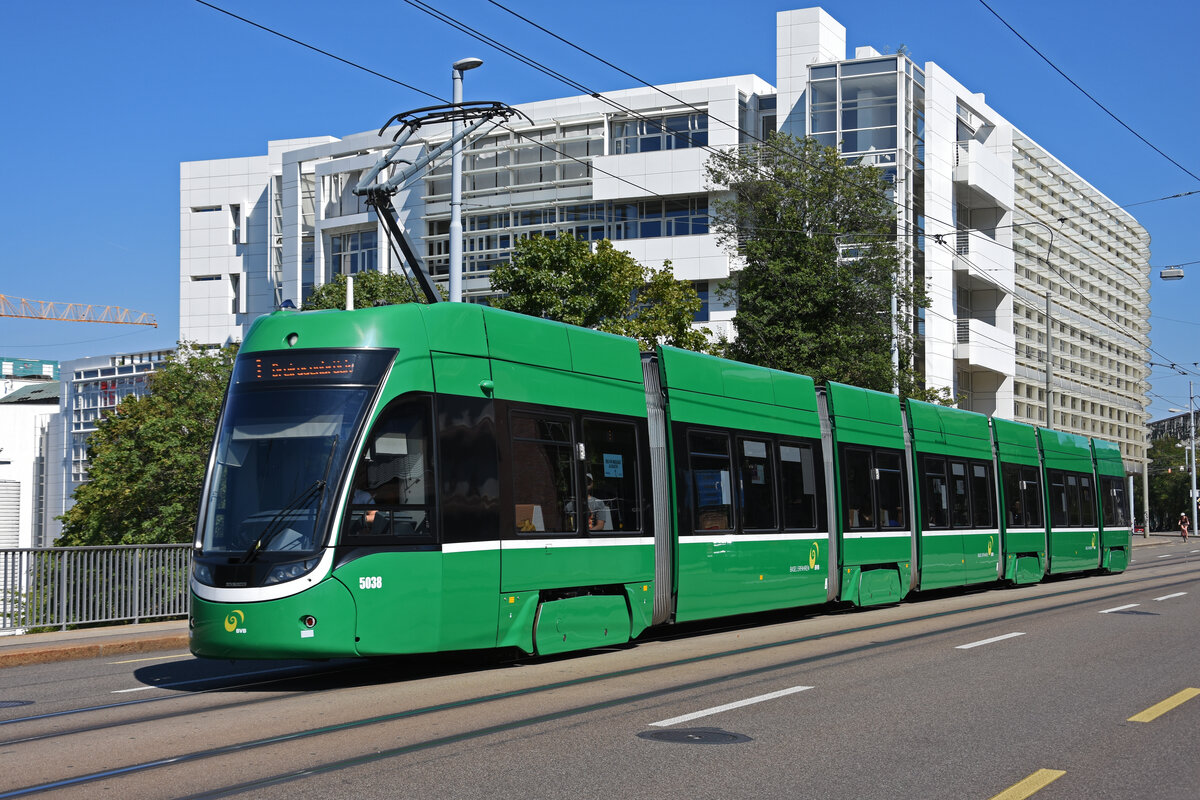 Be 6/8 Flexity 5038, auf der Linie 1, fährt zur Haltestelle ZOO Bachletten. Die Aufnahme stammt vom 16.07.2022.