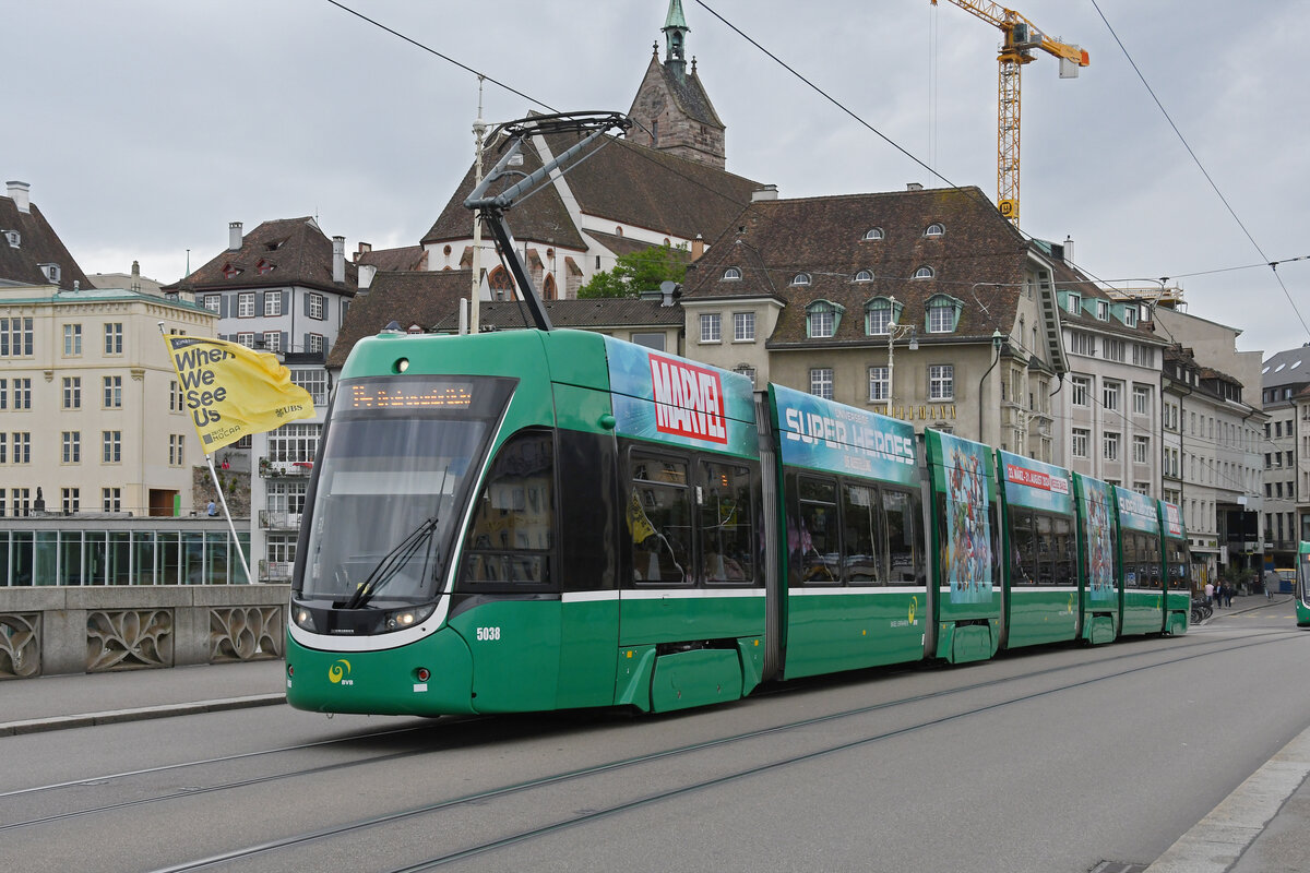 Be 6/8 Flexity 5038, auf der Linie 14, überquert am 27.05.2024 die Mittlere Rheinbrücke.