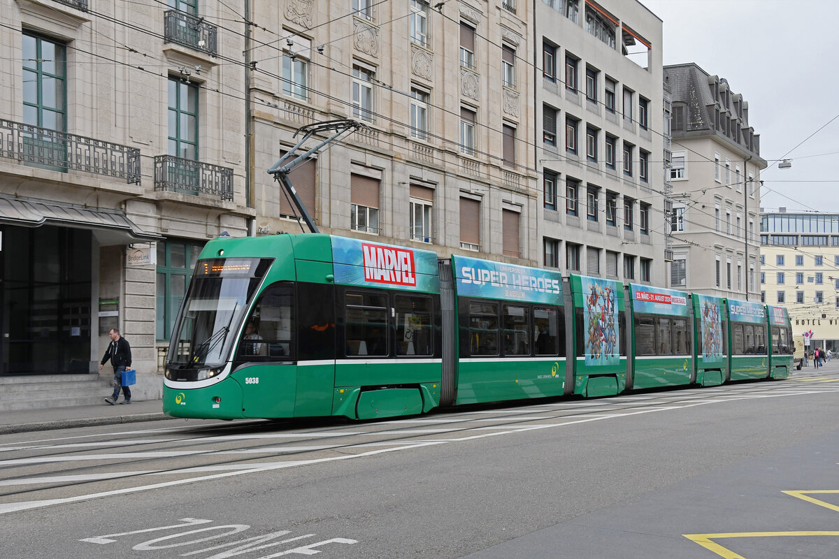 Be 6/8 Flexity 5038, auf der Linie 1, fährt am 27.05.2024 zur Haltestelle Markthalle.