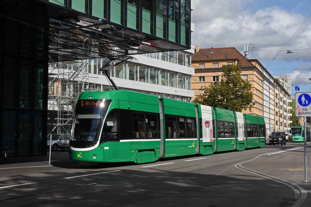 Be 6/8 Flexity 5039, auf der Linie 6, verlässt die Haltestelle Gewerbeschule. Die Aufnahme stammt vom 30.09.2019.
